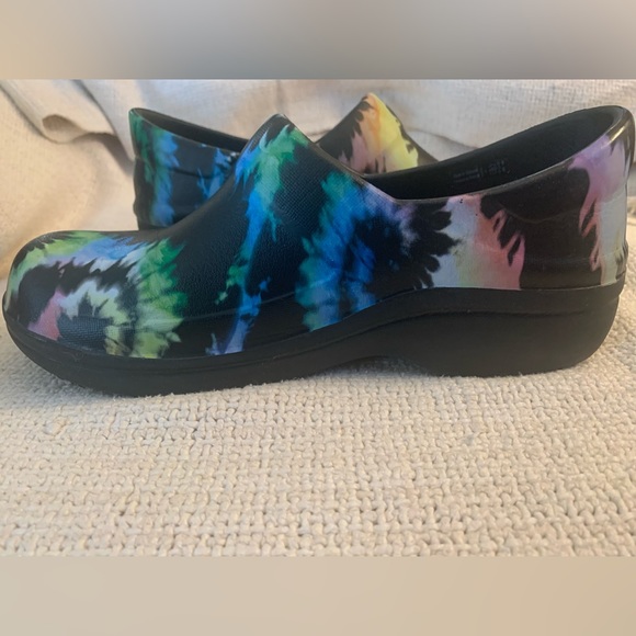 Crocs Women's Size 7 Multicolor Tie Dye Clog Shoes Slip Resistant - Picture 2 of 10